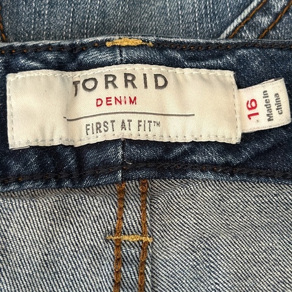 Torrid Boyfriend Distressed Straight Leg Medium Wash Blue Jeans Women's Size 16 - Picture 9 of 11
